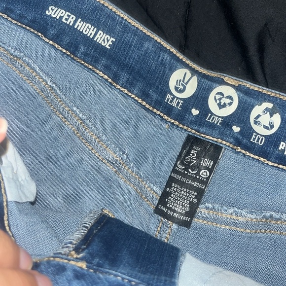 Super High rise jean shorts - Picture 3 of 3